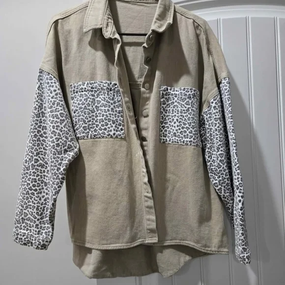 Leopard Print Sleeve Button-Up Shirt - Picture 2 of 3